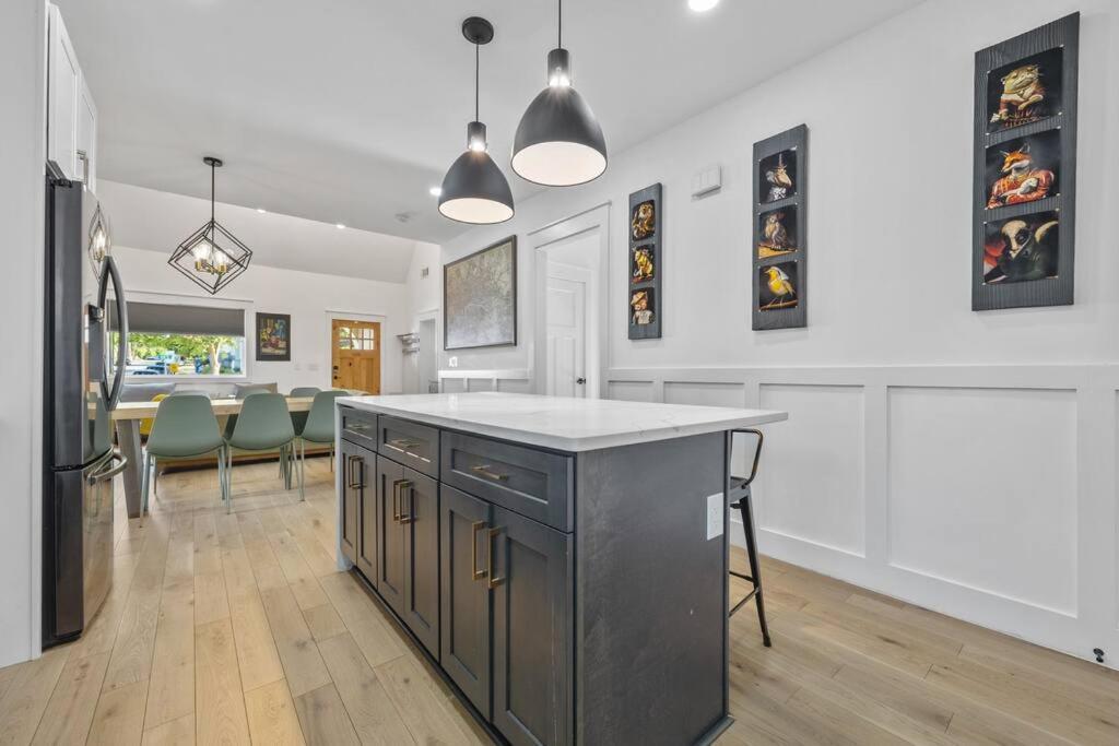 Designer Home: King Beds, Luxe Bath+Free Parking! Atlanta Eksteriør bilde