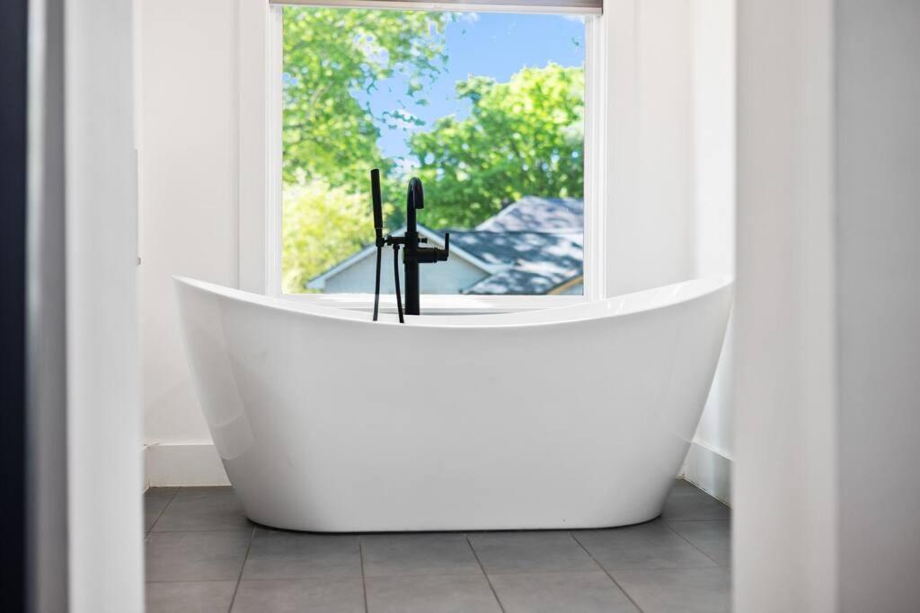 Designer Home: King Beds, Luxe Bath+Free Parking! Atlanta Eksteriør bilde