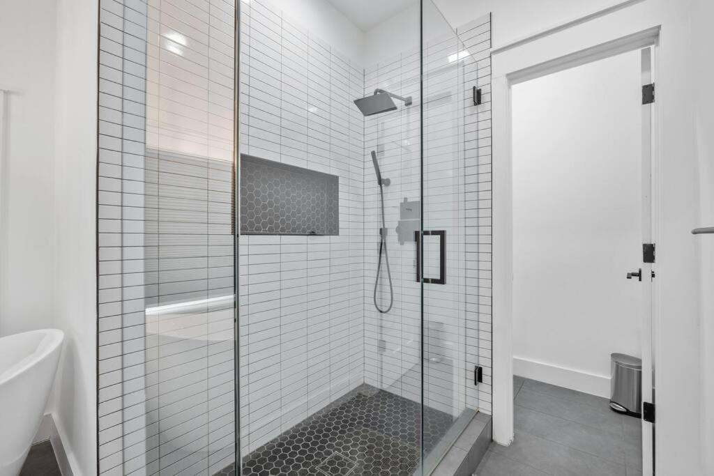 Designer Home: King Beds, Luxe Bath+Free Parking! Atlanta Eksteriør bilde