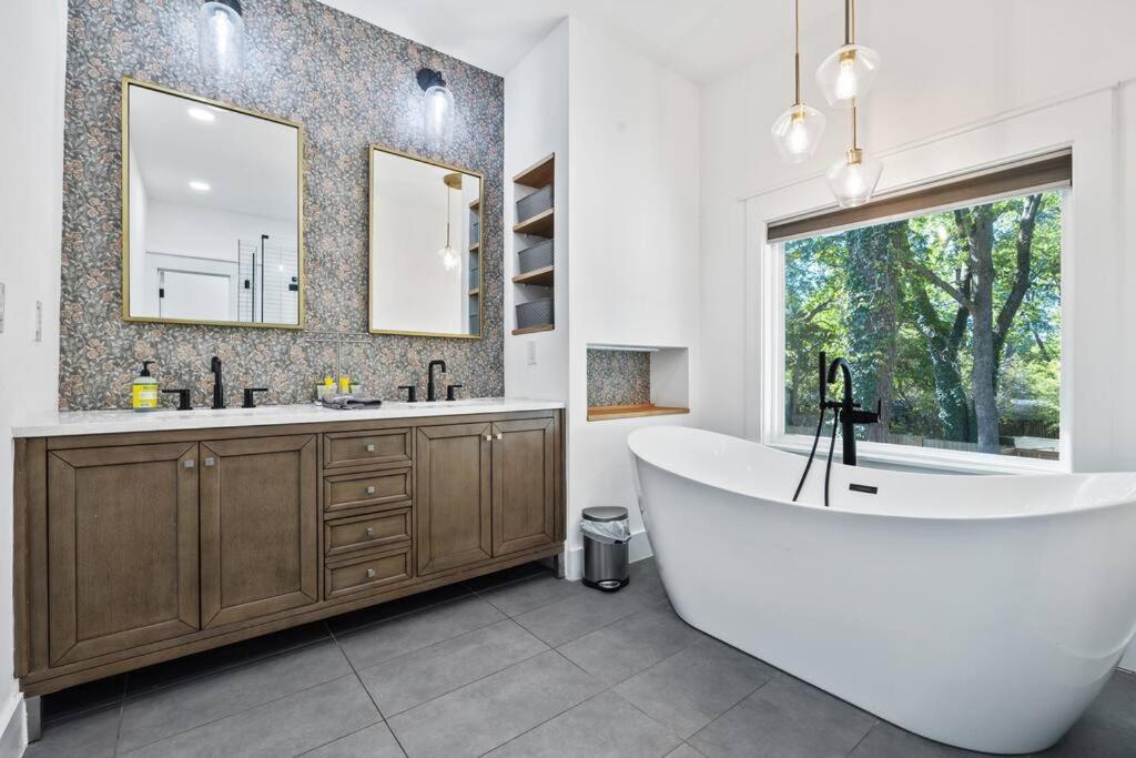 Designer Home: King Beds, Luxe Bath+Free Parking! Atlanta Eksteriør bilde